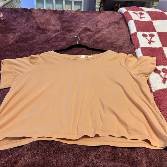 Gently loved Women’s Levi’s orange cropped tshirt - Picture 4 of 9